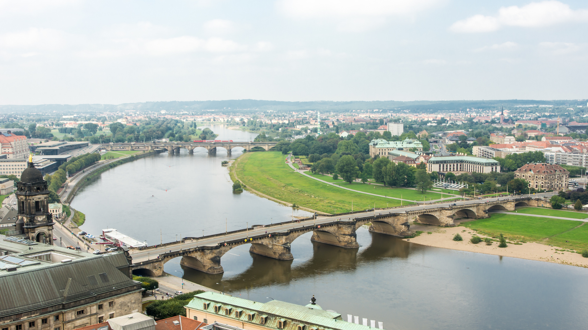 Restoring urban streams to improve the micro climate in cities