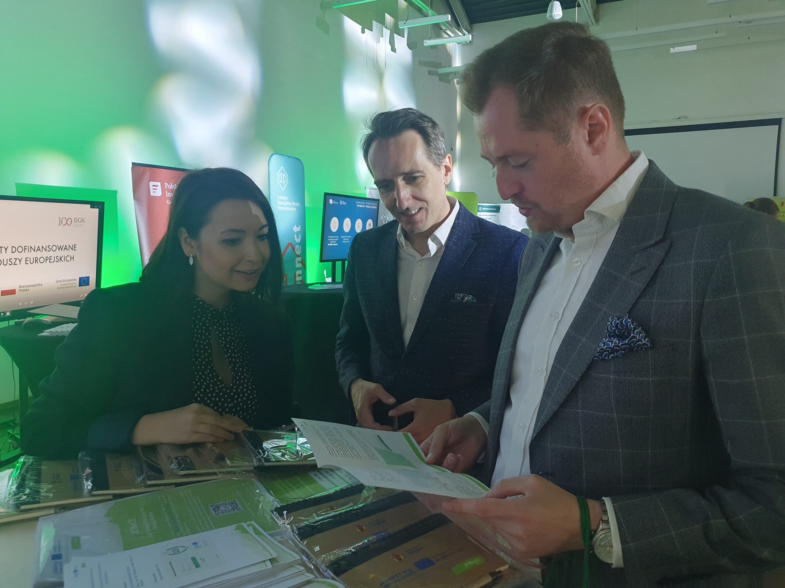 Conference guests learns about the JETforCE Digital Challenge Mapping tool