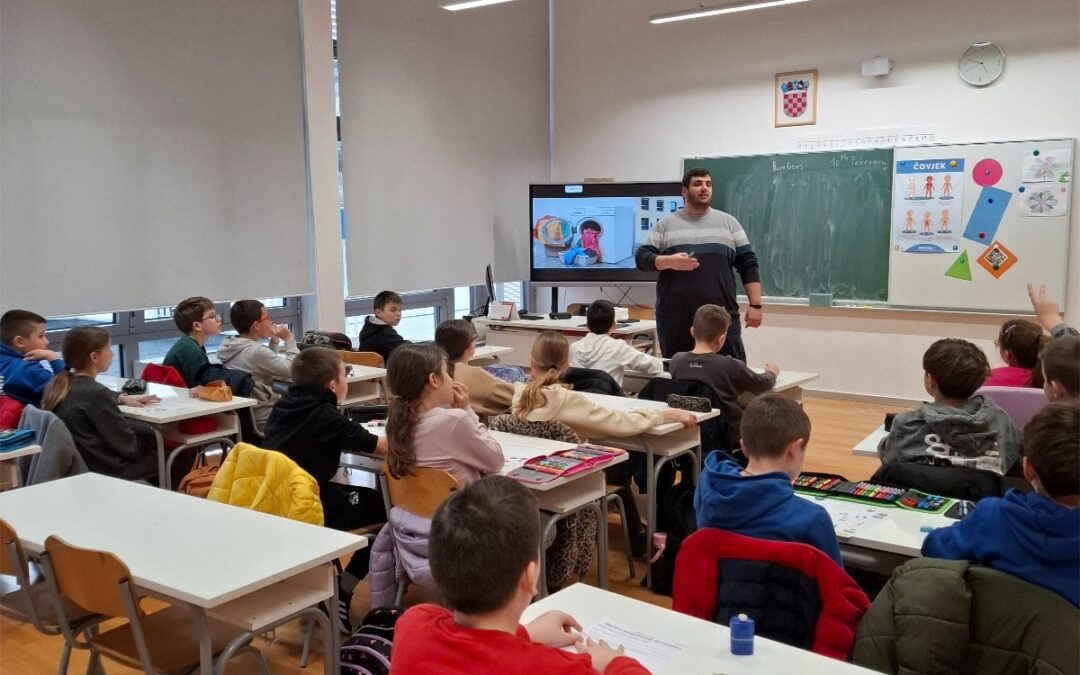 Elementary School Plokite Students Embrace Environmental Awareness in EE Waste Worksho