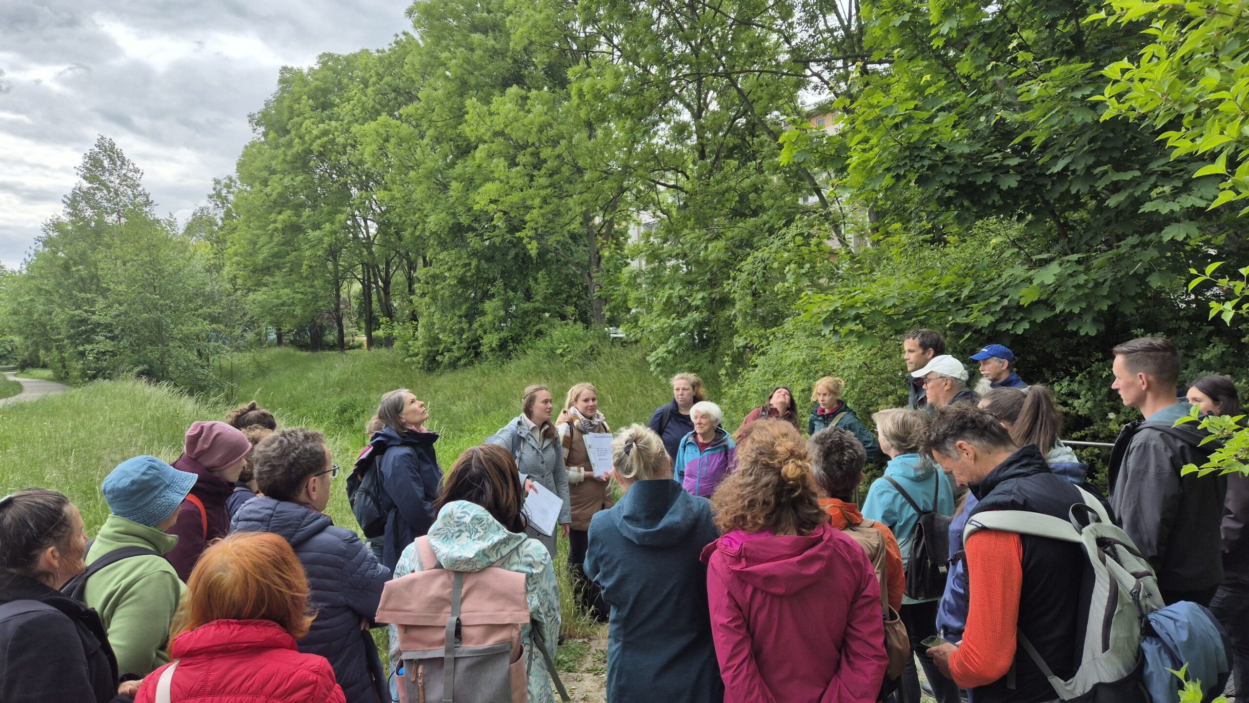 Teilnehmende des Frühlingspaziergangs am Geberbach