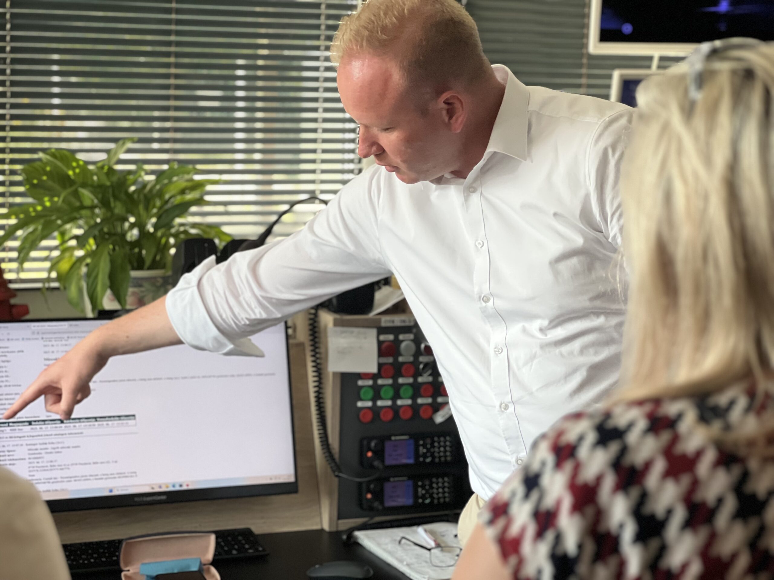 Hungarian peer-review visit. Showing computer programmes. Photo from PP3 VCDM