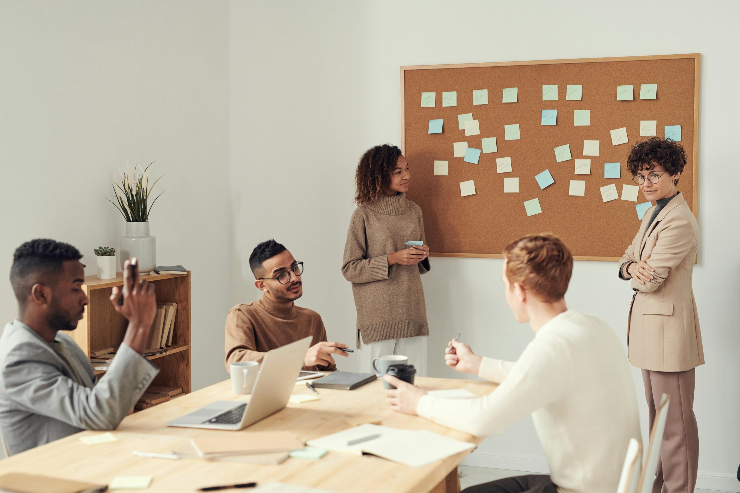 5 people ina boardroom. fauxels: https://www.pexels.com/hu-hu/foto/emberek-dolgozo-talalkozo-munkaterulet-3184296/