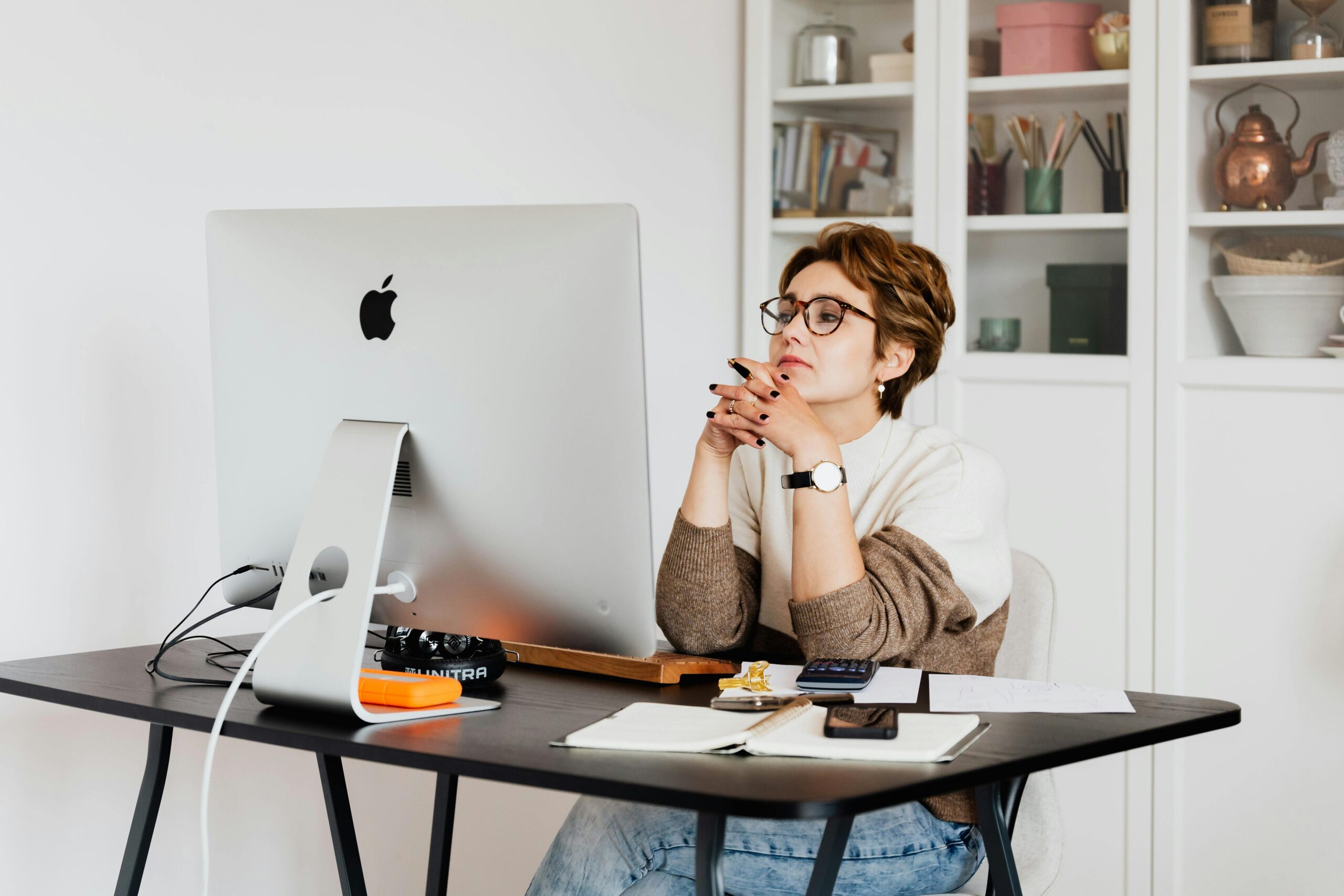 focused-female-employee-reading-information-on-computer-in-office