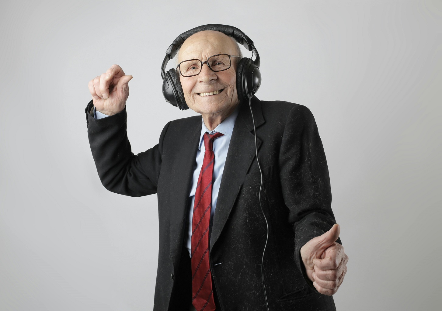 man-in-black-jacket-wearing-black-headphones