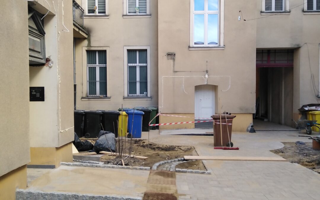 Traugutta 8 in Łódź – courtyard unsealed and paving works completed
